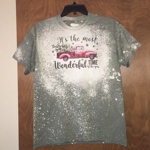 Gildan Large distressed Christmas tee shirt
